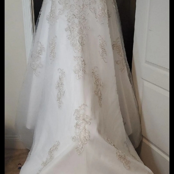 Brand New Alfred Angelo - size 6 white - Picture 6 of 14